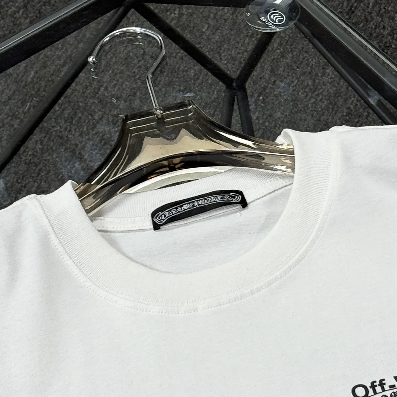 P170 Chrome Hearts Chrome Hearts 25 high version. The fabric is made of 300 grams of high-density pure cotton. It does not deform or shrink. It has three labels. It is the same style for men and women. Technology: patch embroidery + digital printing. Color: white, black. SIZE: S-XL.